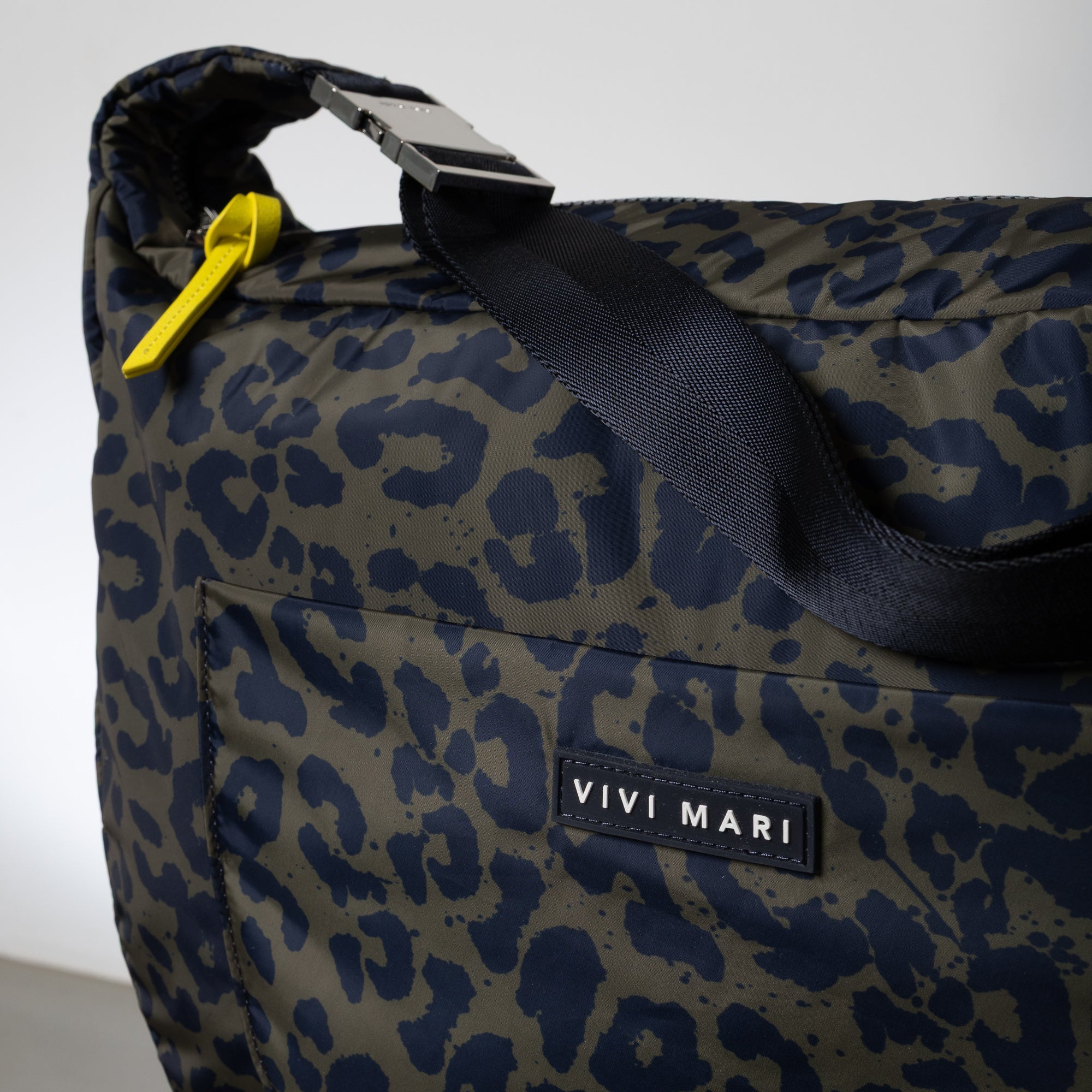 Padded Hip Bag oversized - leo splashes navy/olive - VIVI MARI