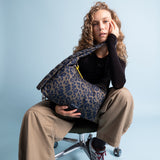 Buckle Bag medium - leo splashes navy/olive