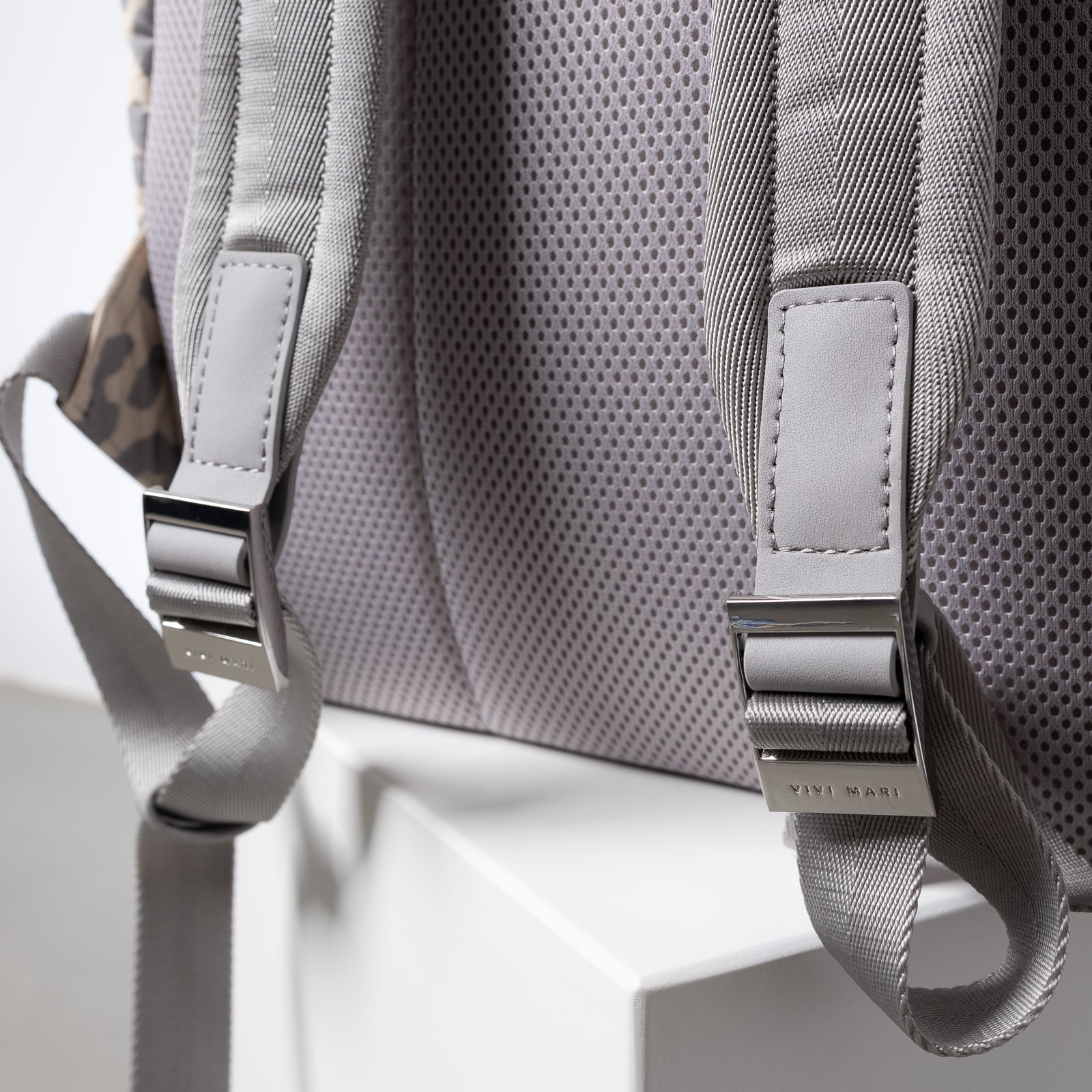 Padded Backpack medium - leo splashes grey/sand - VIVI MARI