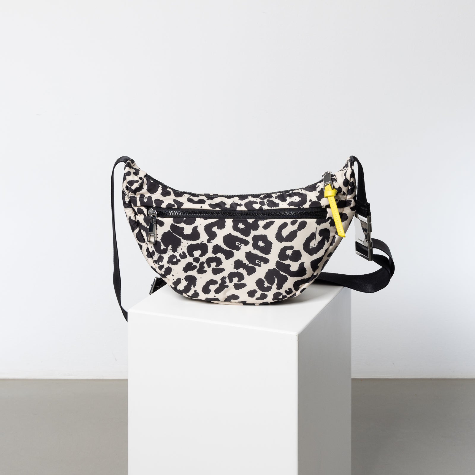 Padded Hip Bag medium - leo splashes black/sand - VIVI MARI