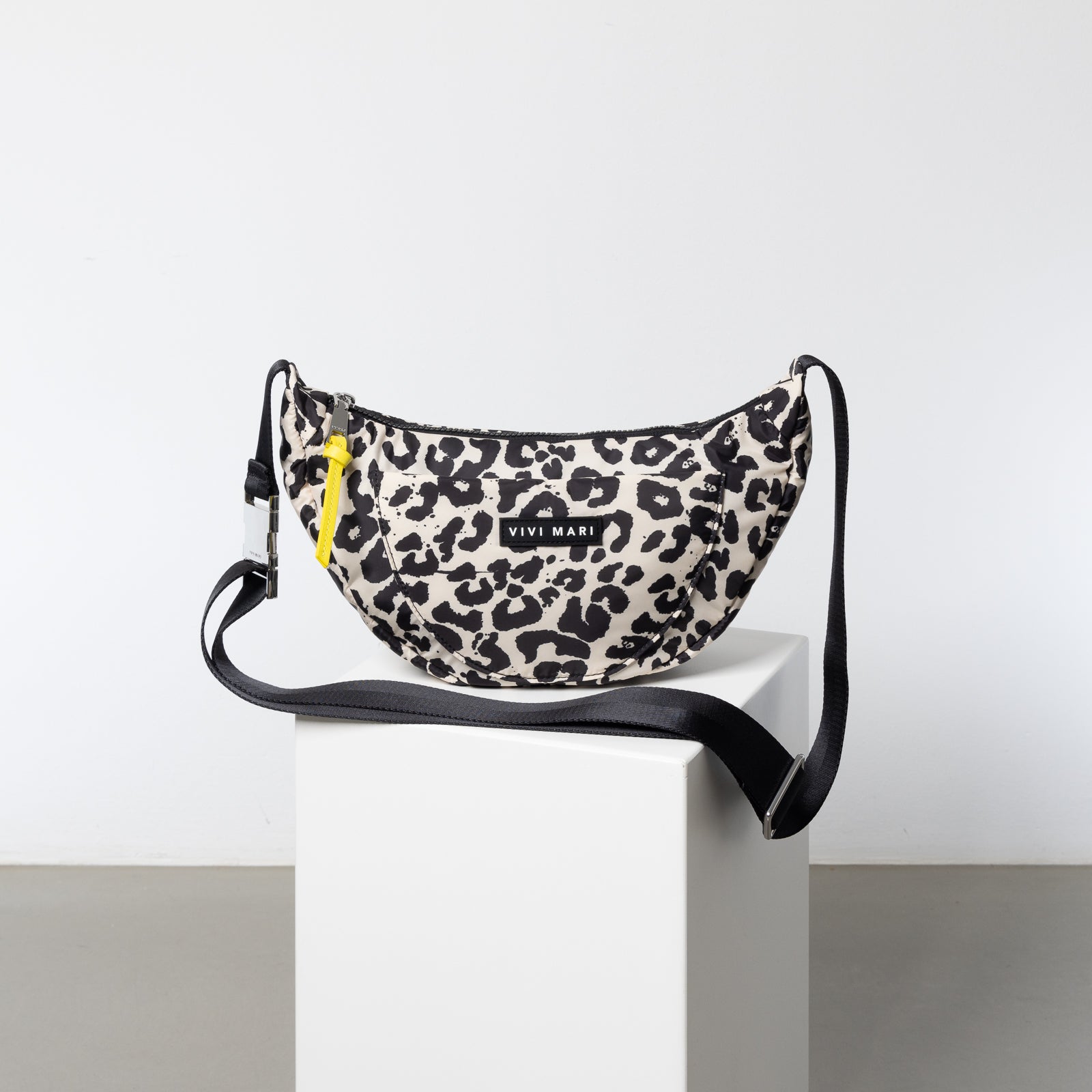 Padded Hip Bag medium - leo splashes black/sand - VIVI MARI