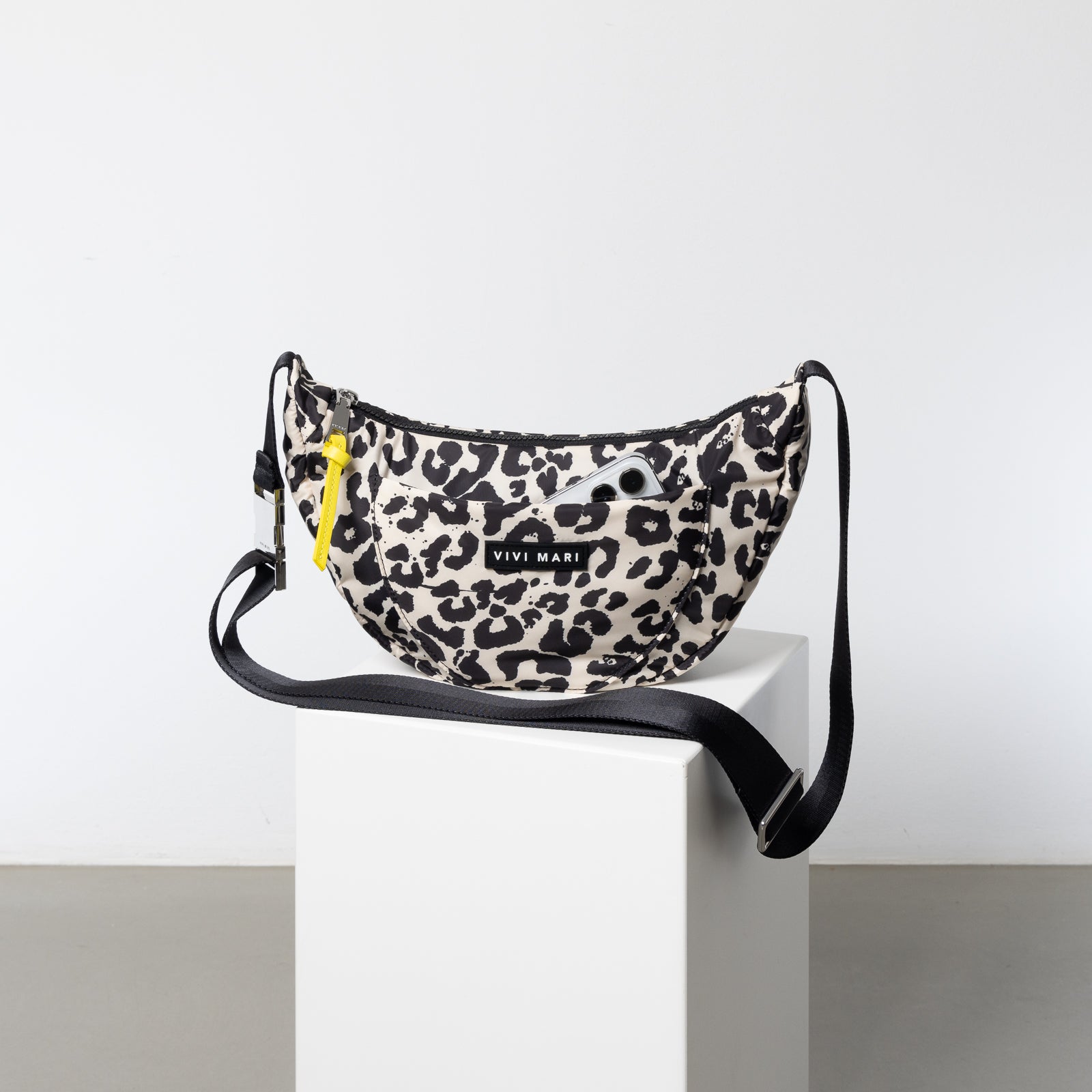 Padded Hip Bag medium - leo splashes black/sand - VIVI MARI