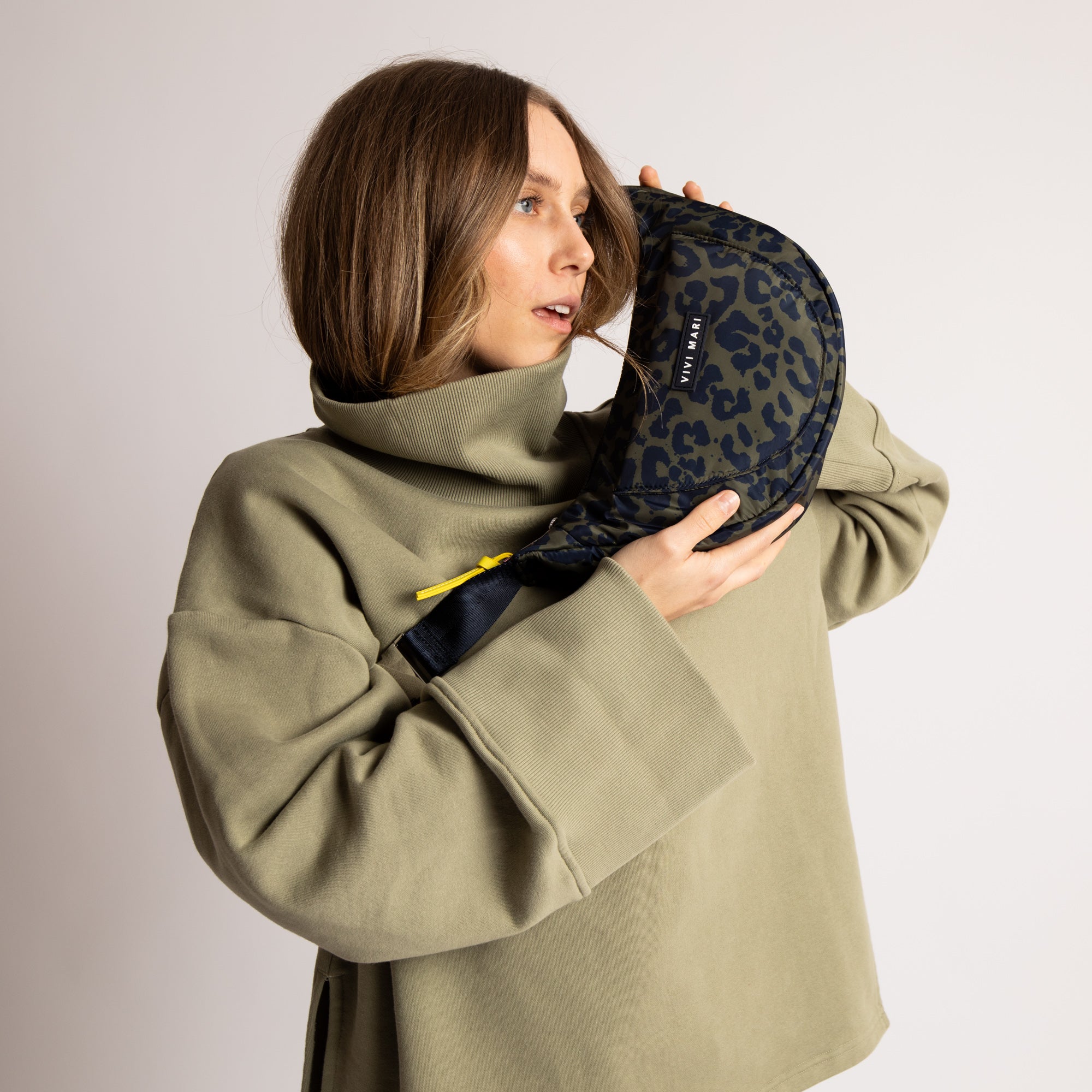 Padded Hip Bag medium - leo splashes navy/olive - VIVI MARI