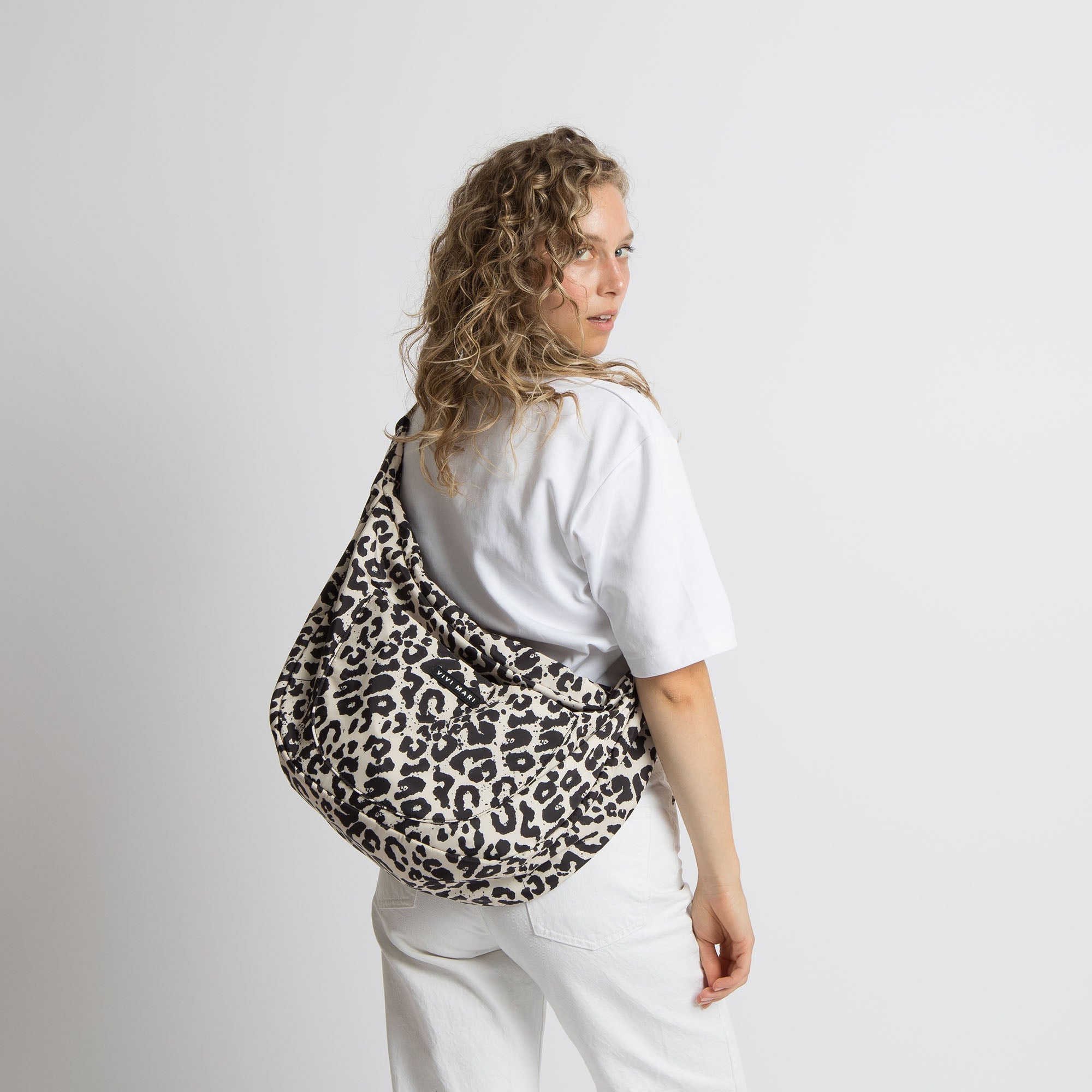 Padded Hip Bag oversized - leo splashes black/sand - VIVI MARI