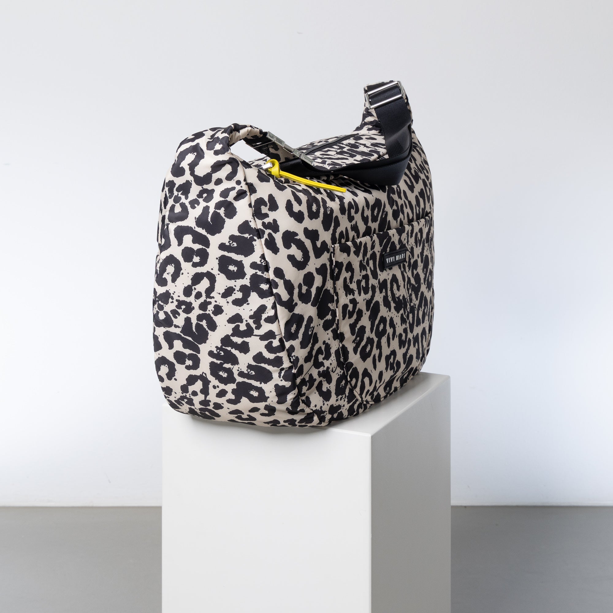 Padded Hip Bag oversized - leo splashes black/sand - VIVI MARI