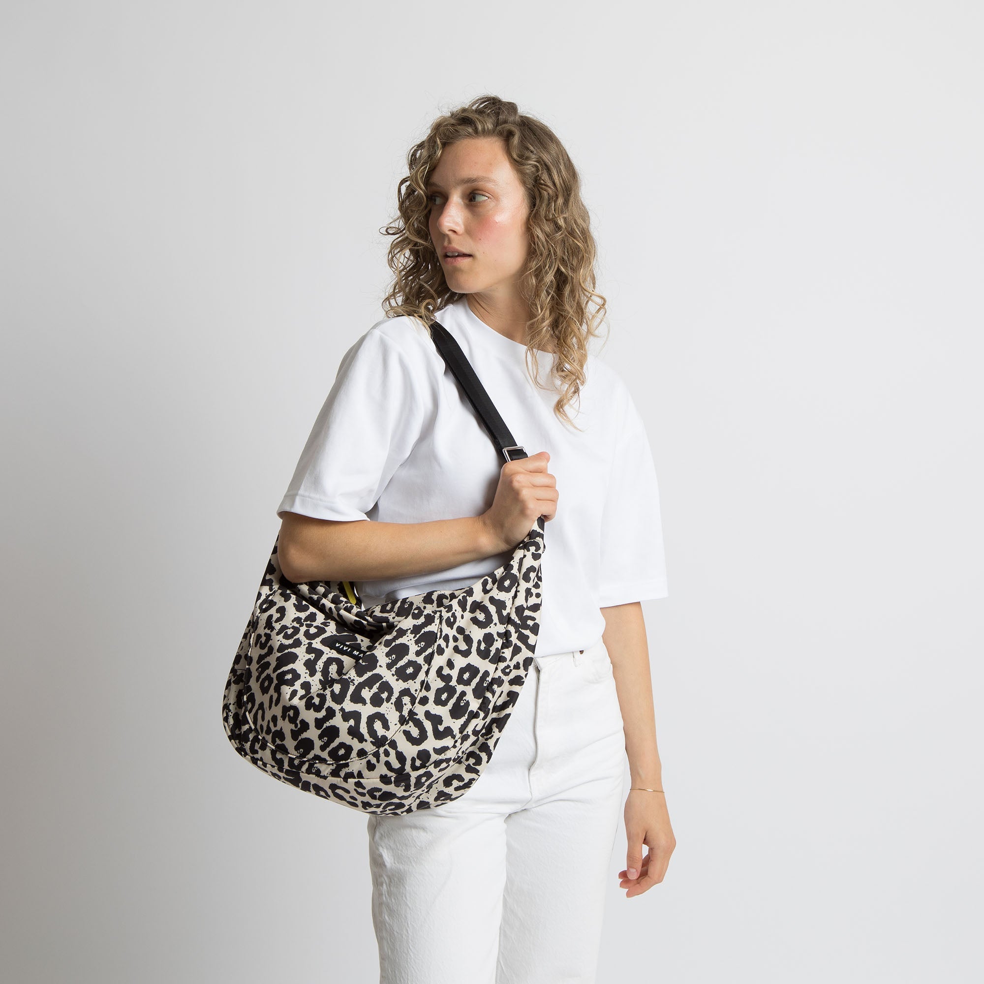 Padded Hip Bag oversized - leo splashes black/sand - VIVI MARI