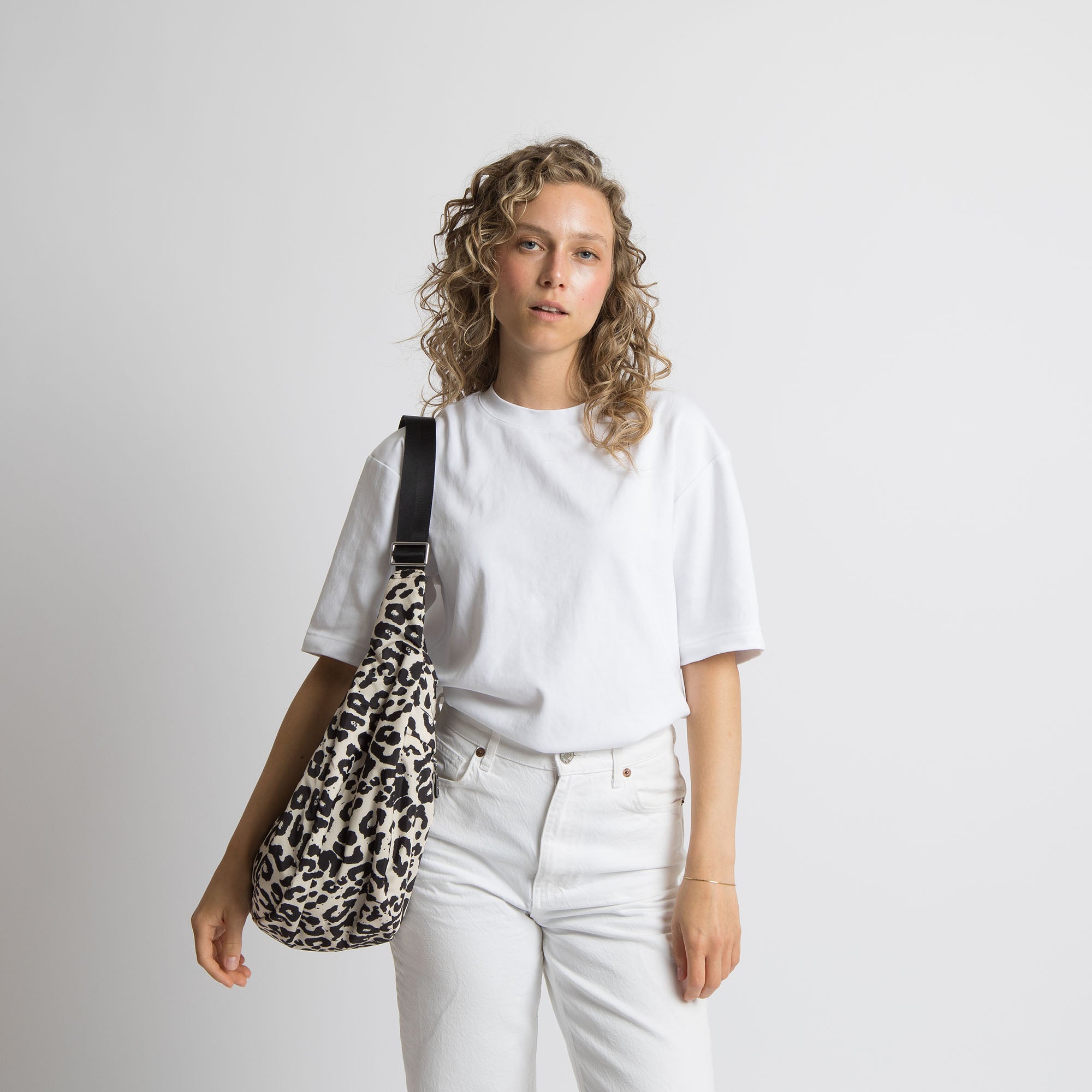 Padded Hip Bag oversized - leo splashes black/sand - VIVI MARI
