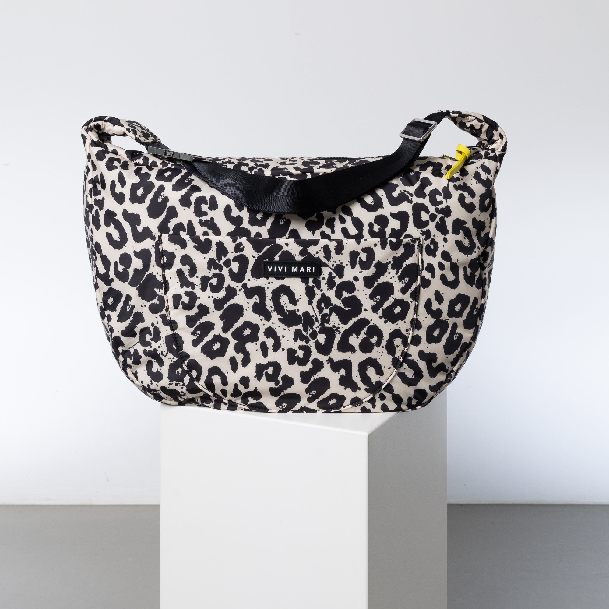 Padded Hip Bag oversized - leo splashes black/sand - VIVI MARI