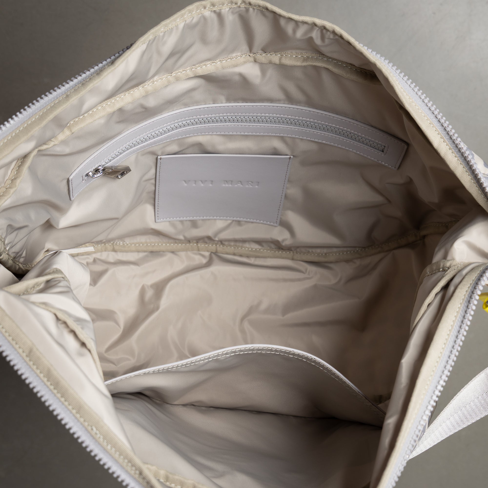 Padded Hip Bag oversized - leo splashes grey/sand - VIVI MARI