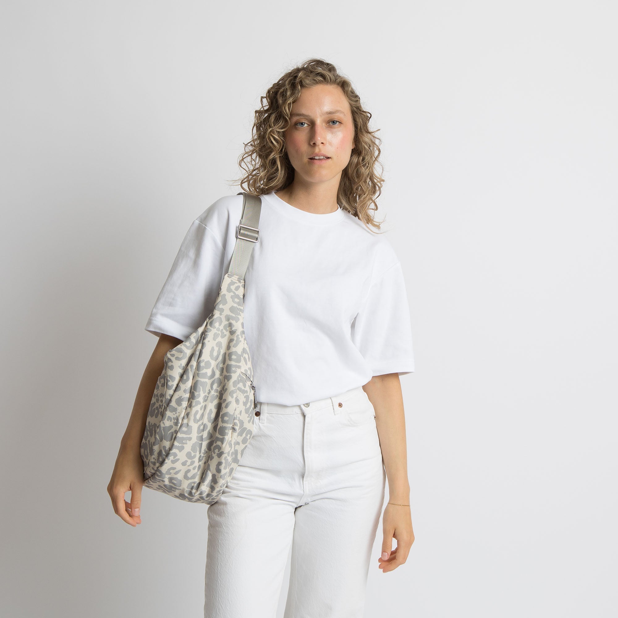 Padded Hip Bag oversized - leo splashes grey/sand - VIVI MARI