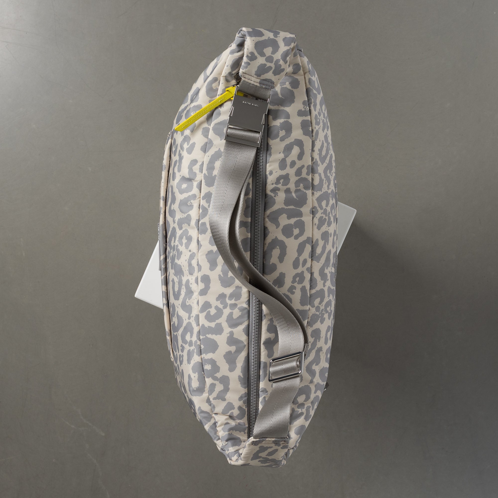 Padded Hip Bag oversized - leo splashes grey/sand - VIVI MARI