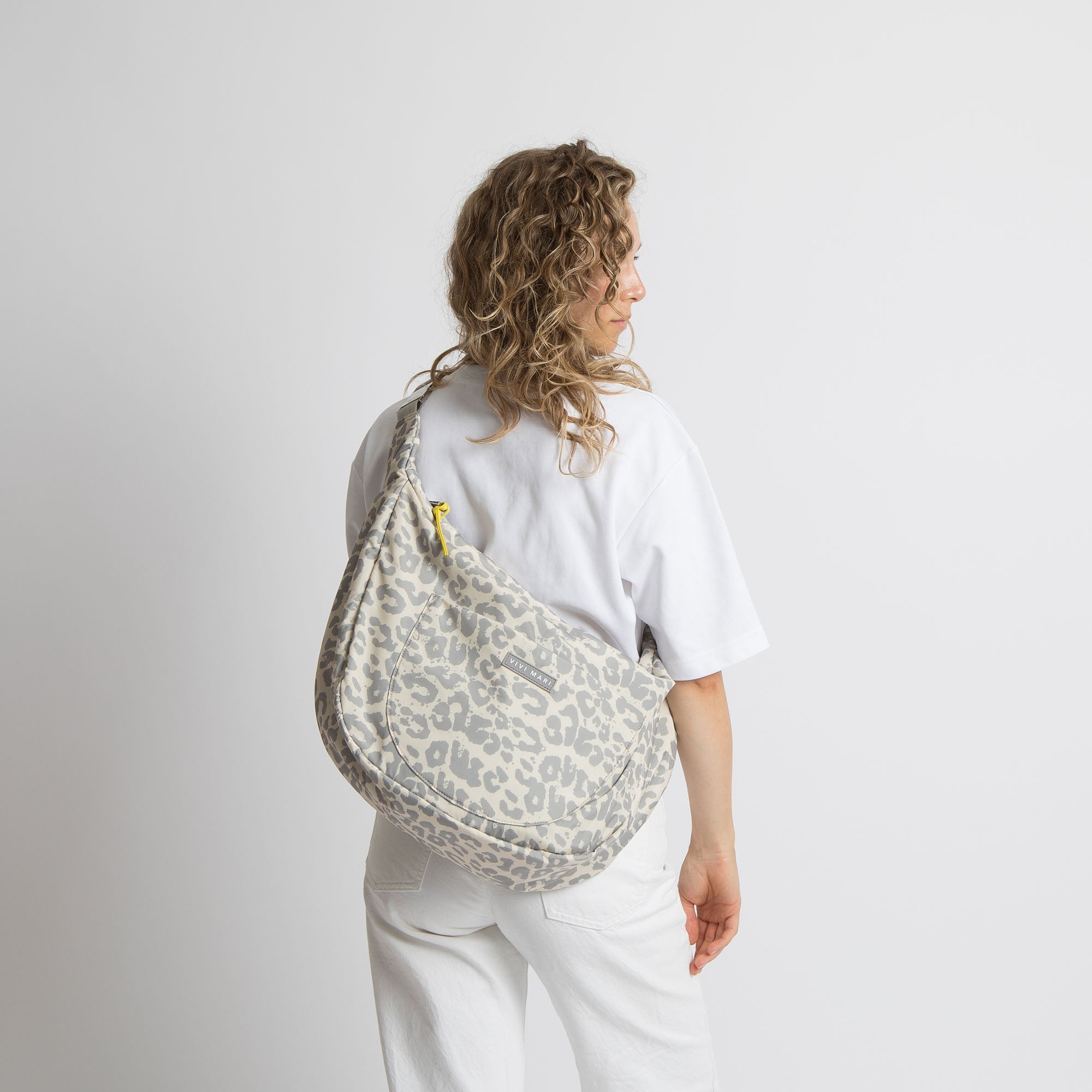 Padded Hip Bag oversized - leo splashes grey/sand - VIVI MARI