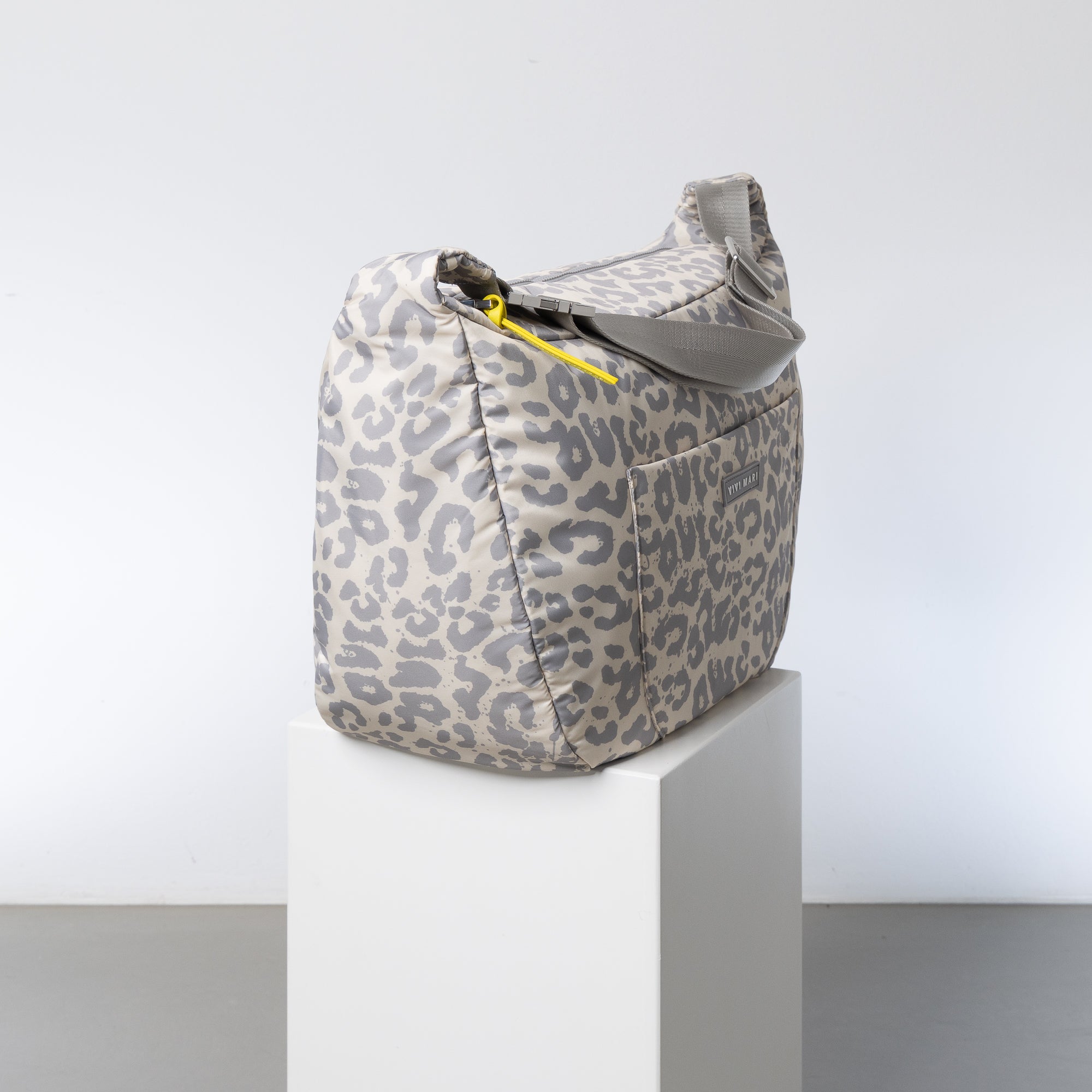 Padded Hip Bag oversized - leo splashes grey/sand - VIVI MARI