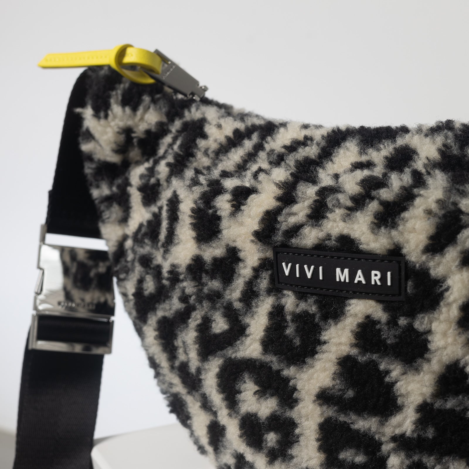 Teddy Hip Bag medium - leo splashes black/sand - VIVI MARI