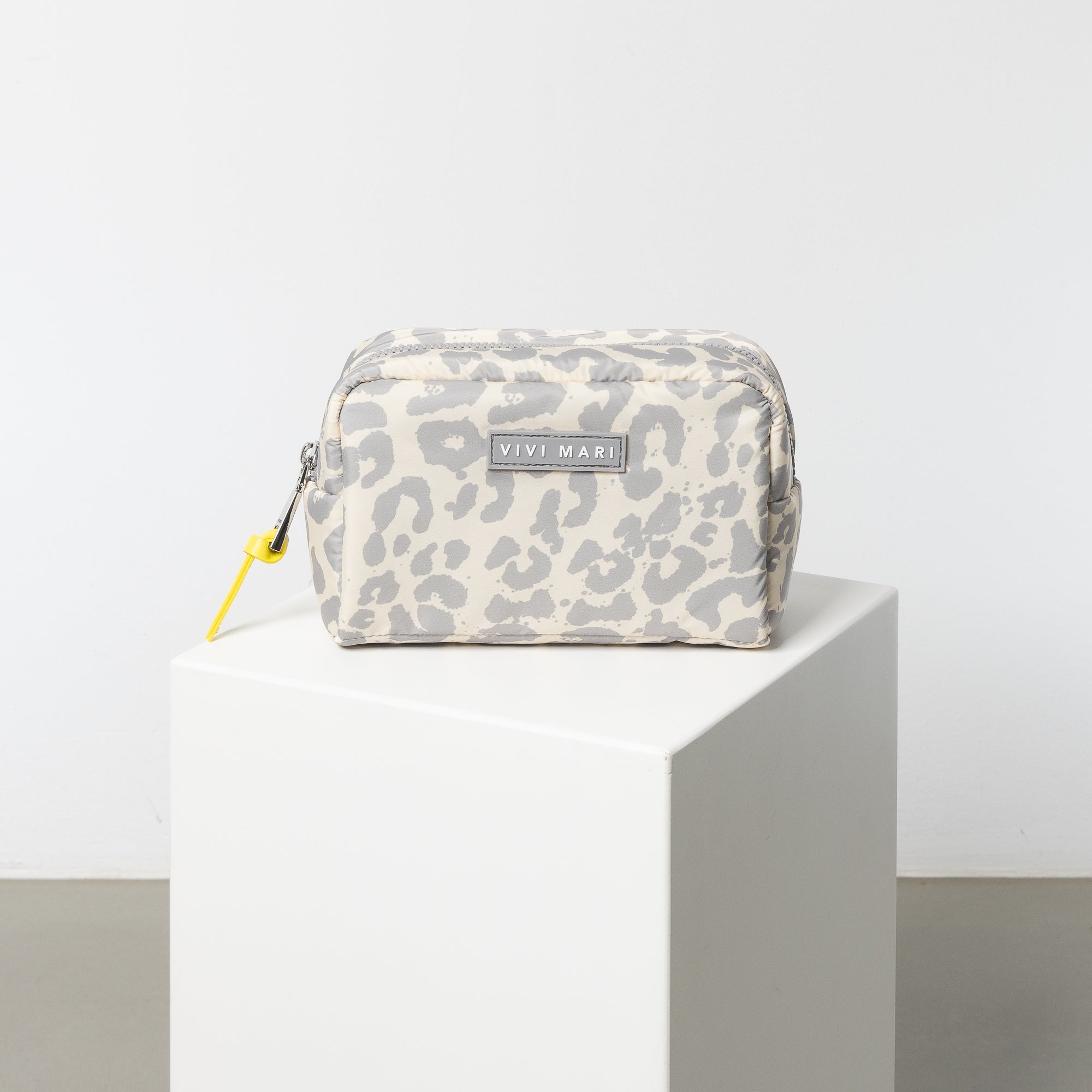 Toiletry Bag small - leo splashes grey/sand - VIVI MARI