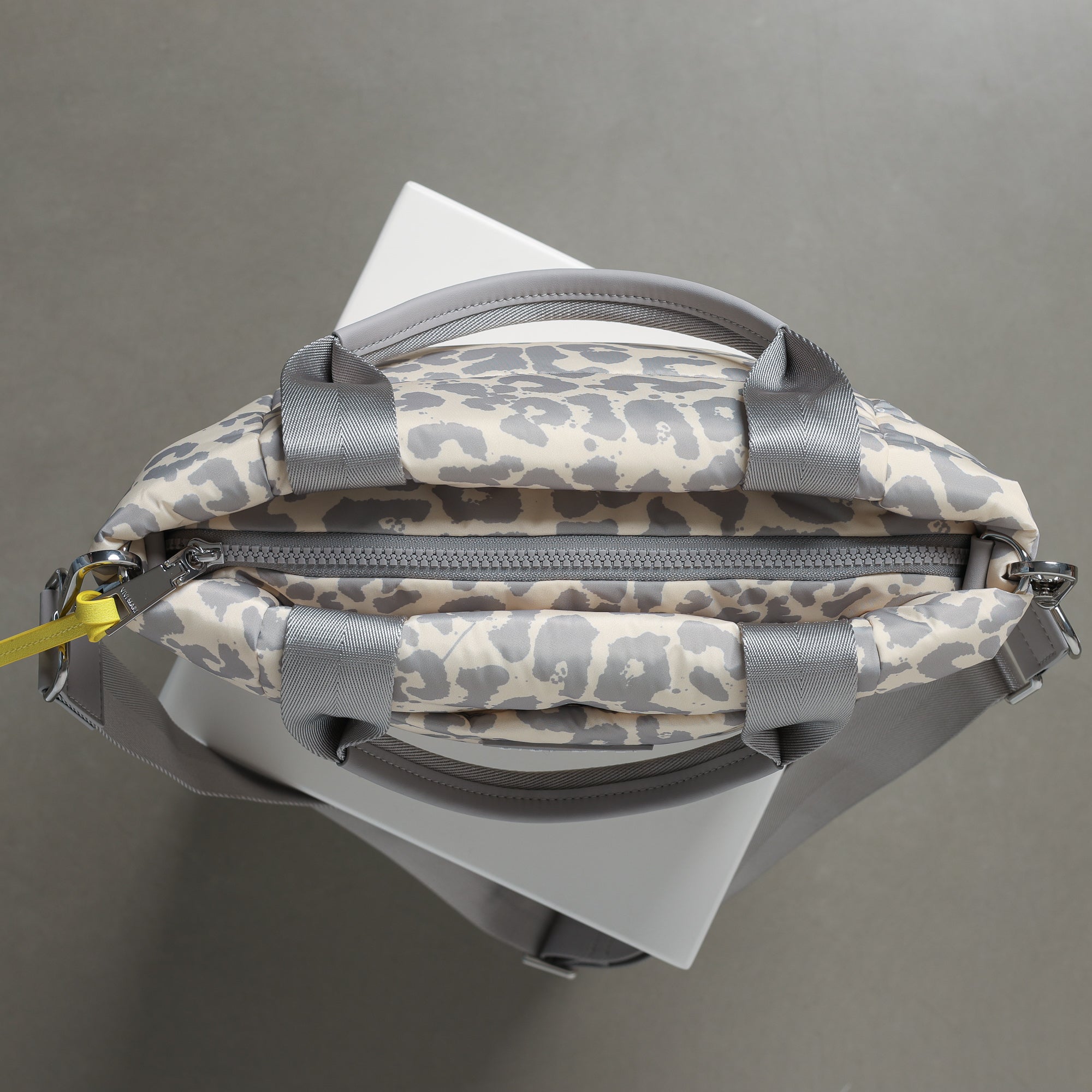 padded tote bag small + strap basic woven slim - leo splashes grey/sand - VIVI MARI